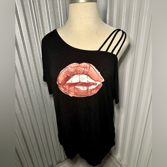 Torrid Super Soft One Shoulder Top with Graphic Lips size 2 - Picture 2 of 4
